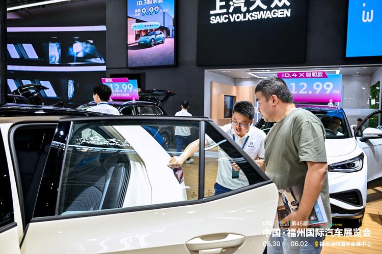 人潮涌動(dòng)赴車(chē)界盛事，2025福州端午國(guó)際車(chē)展開(kāi)幕暨汽車(chē)銷(xiāo)售熱潮